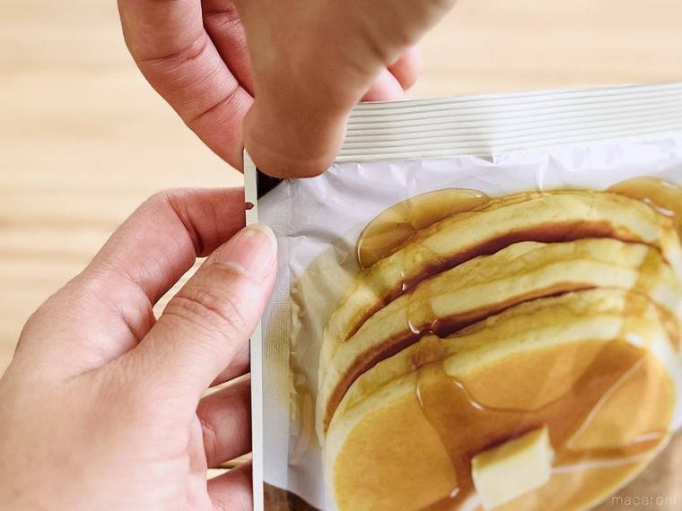 無印良品の自分でつくる 米粉のパンケーキを開封しようとしている様子