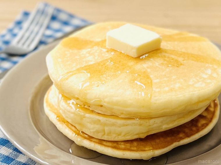 グレーの皿に米粉のパンケーキを3枚盛り付けた様子