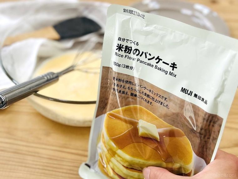 無印良品の自分でつくる 米粉のパンケーキを手で持っている様子