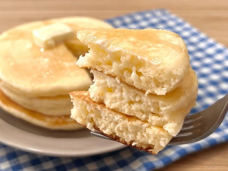 米粉のパンケーキをフォークで持ち上げている様子