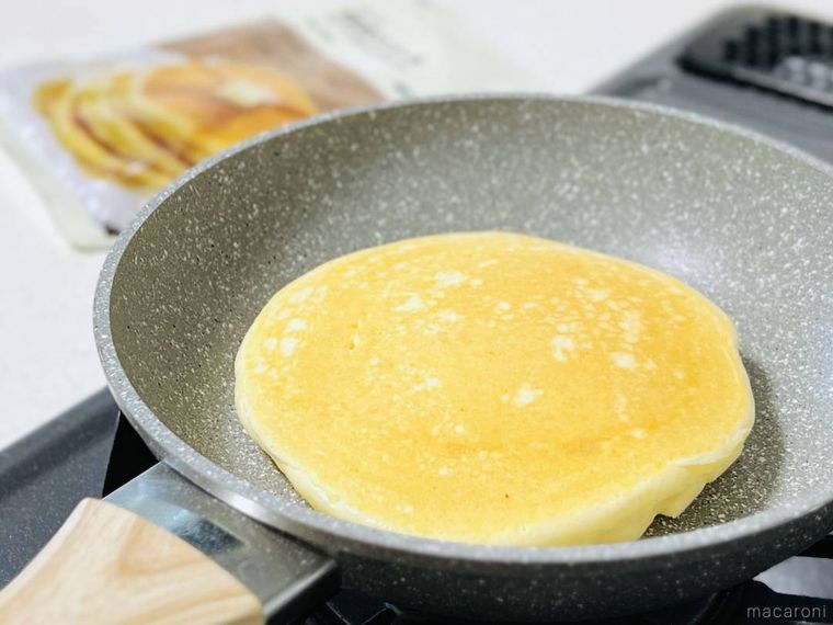 フライパンで米粉のパンケーキを焼いている様子