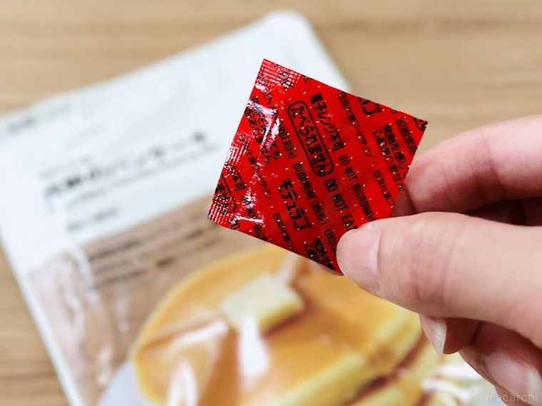品質保持剤の袋を手で持っている様子