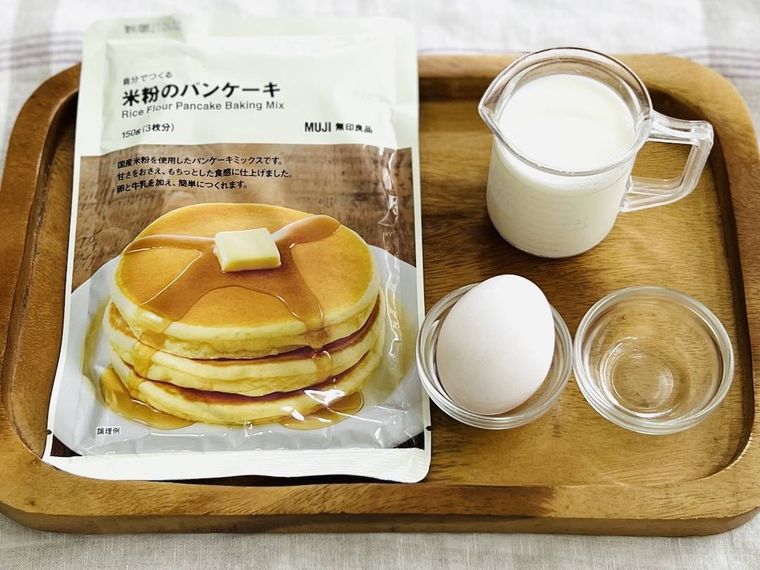 自分でつくる 米粉のパンケーキ、卵、牛乳、サラダ油をお盆にのせた様子