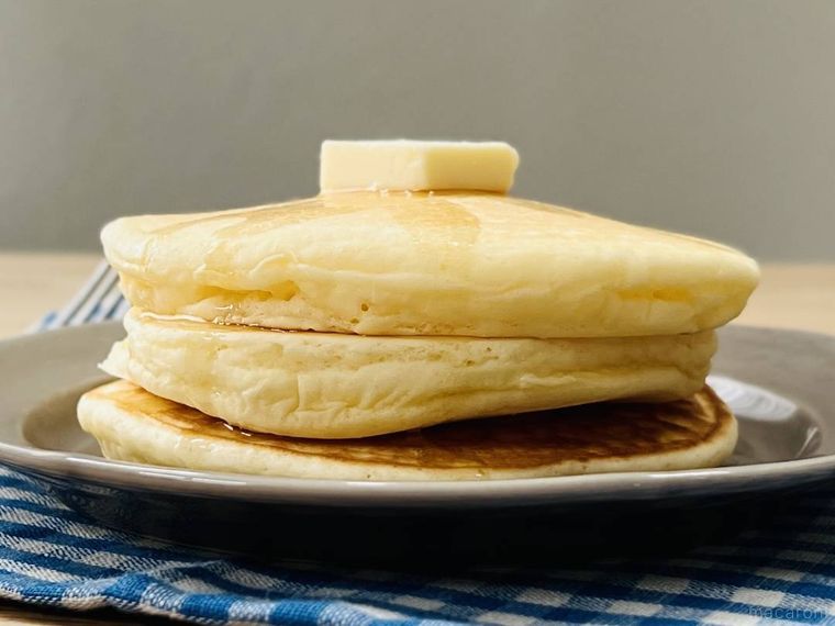 グレーの皿に米粉のパンケーキを3枚盛り付けた様子