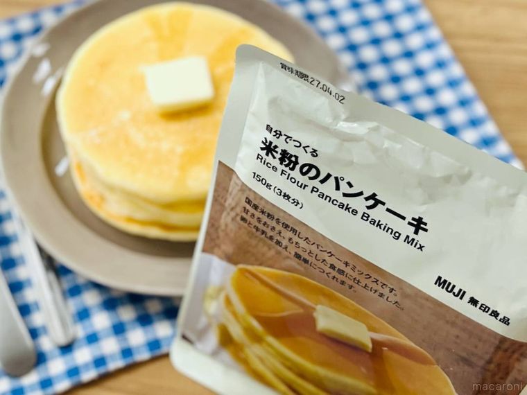 無印良品の自分でつくる 米粉のパンケーキと、皿に盛られたパンケーキ
