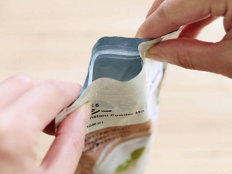 無印良品の牛乳でつくる ラッシーのパッケージを閉じている様子
