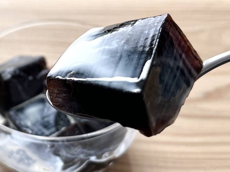 無印良品のオリジナルブレンド コーヒーゼリーをスプーンですくった様子
