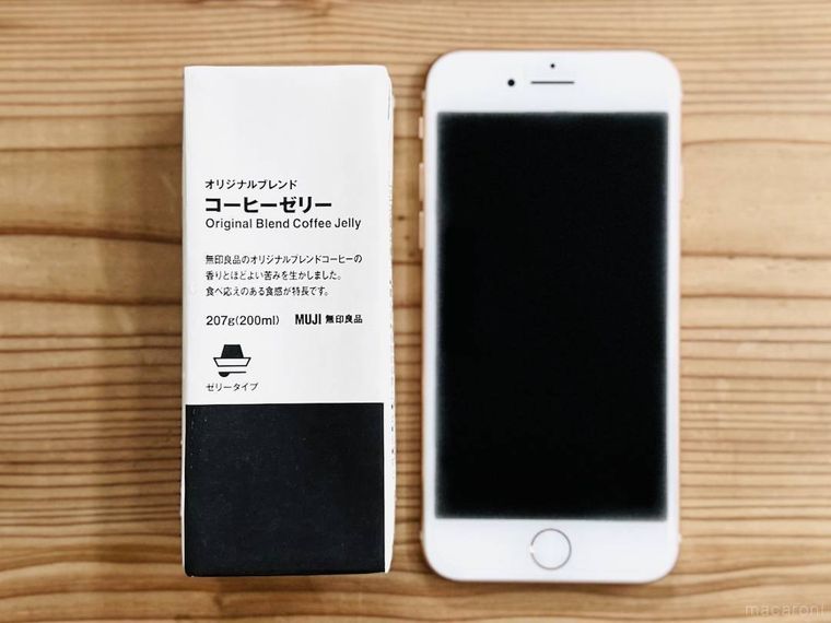 無印良品のオリジナルブレンド コーヒーゼリーとスマートフォンを並べた様子
