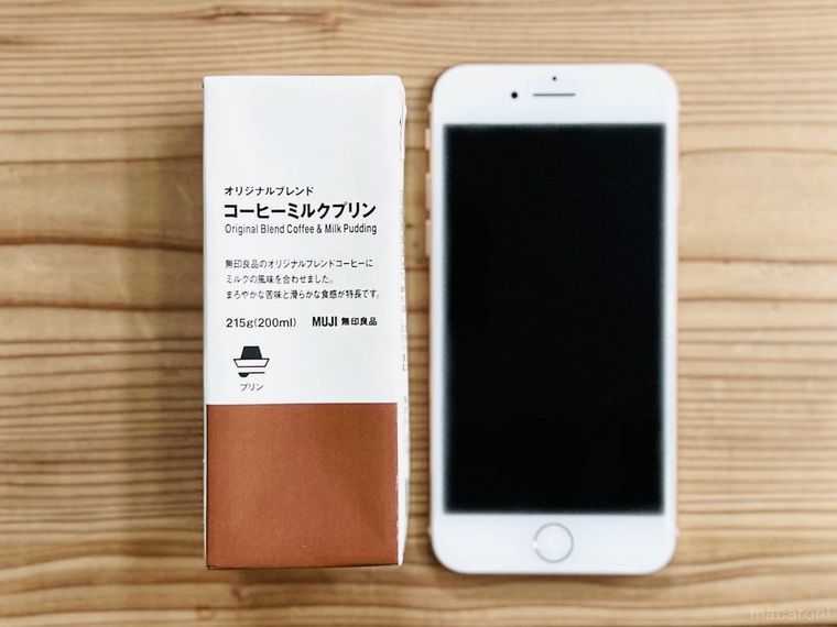 無印良品のオリジナルブレンド コーヒーミルクプリンとスマートフォンを並べた様子