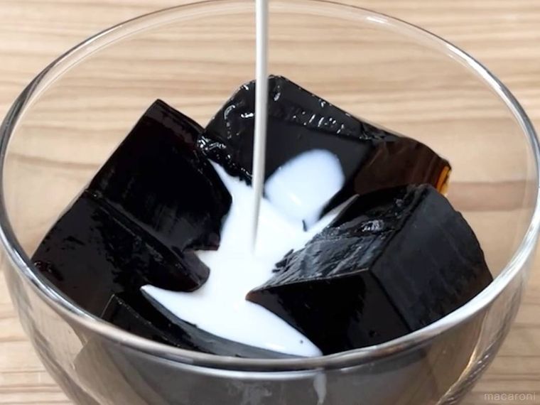 無印良品のオリジナルブレンド コーヒーゼリーにコーヒーフレッシュをかけている様子