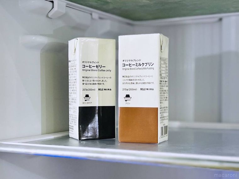 無印良品のオリジナルブレンド コーヒーゼリーとオリジナルブレンド コーヒーミルクプリンを冷蔵庫に格納した様子