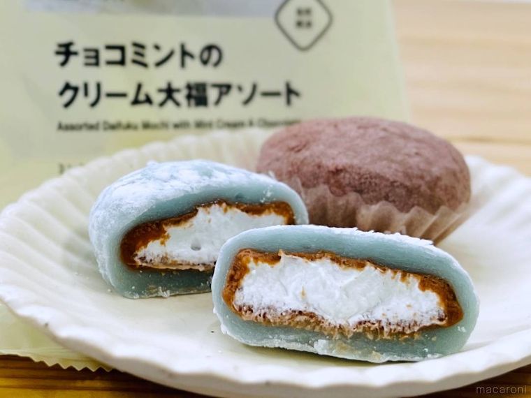 無印良品のチョコミントのクリーム大福アソートを半分にカットした様子