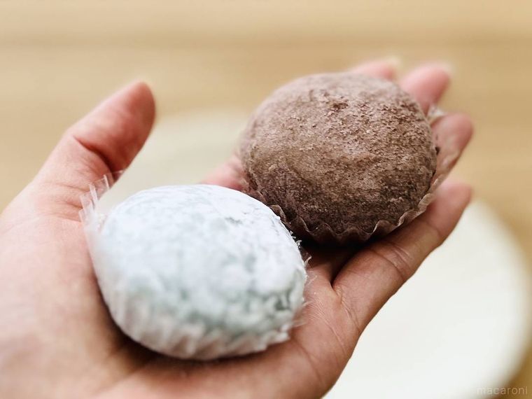 無印良品のチョコミントのクリーム大福アソートを手のひらにのせた様子