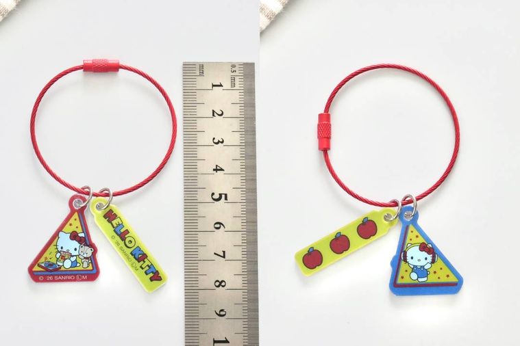 サンリオのハローキティのキーホルダーと銀色のステンレス定規