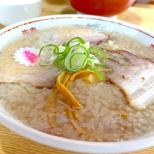 ラーメンの上に背脂が乗っている