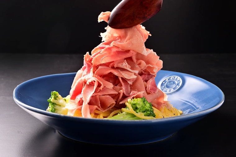 生ハムが山盛りにのったパスタ