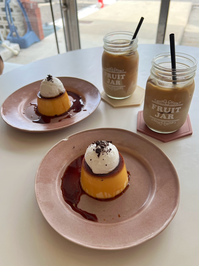 テーブルに並んだプリンとアイスカフェラテ