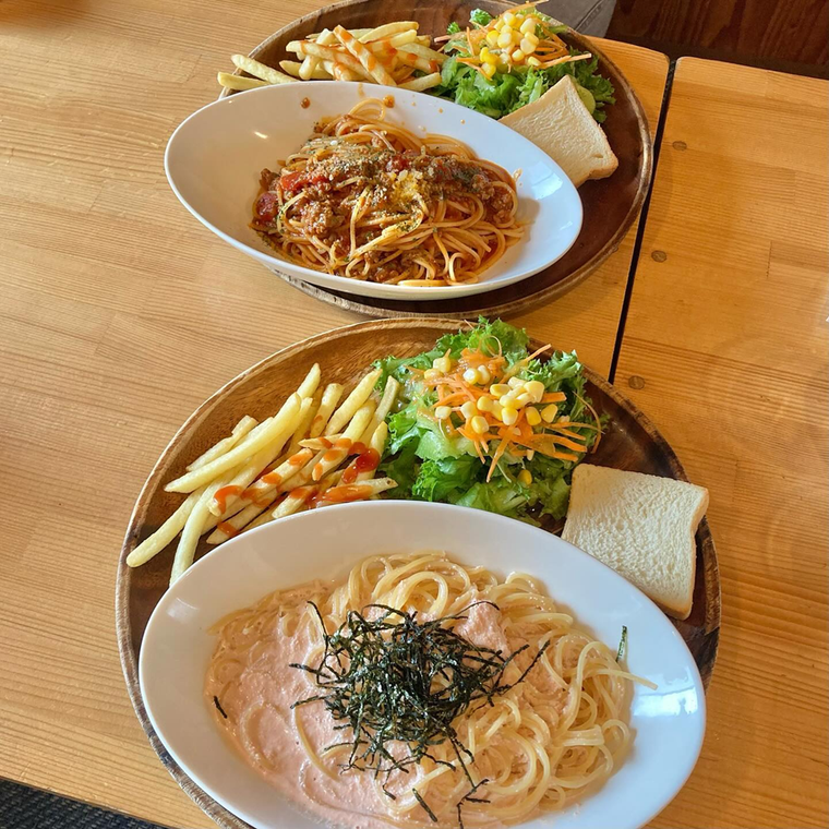 パスタとサラダとポテトがのったランチプレート2つ