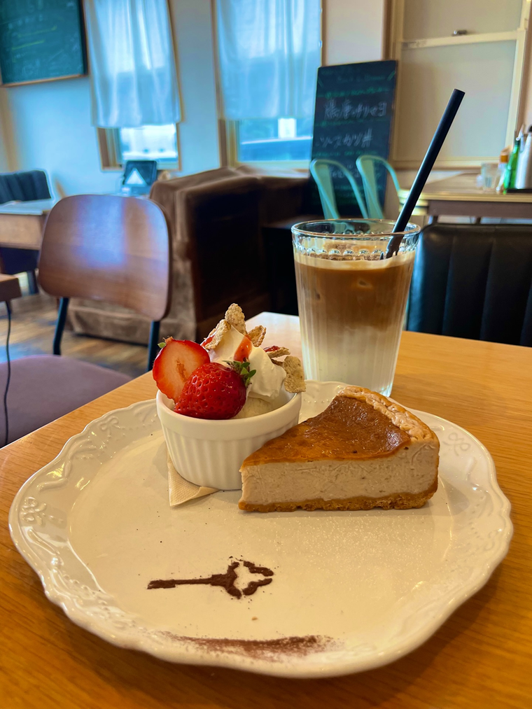 ケーキのプレートとアイスカフェラテ