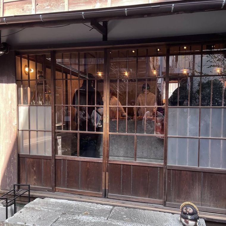 木の質感をのこした古民家の佇まい
