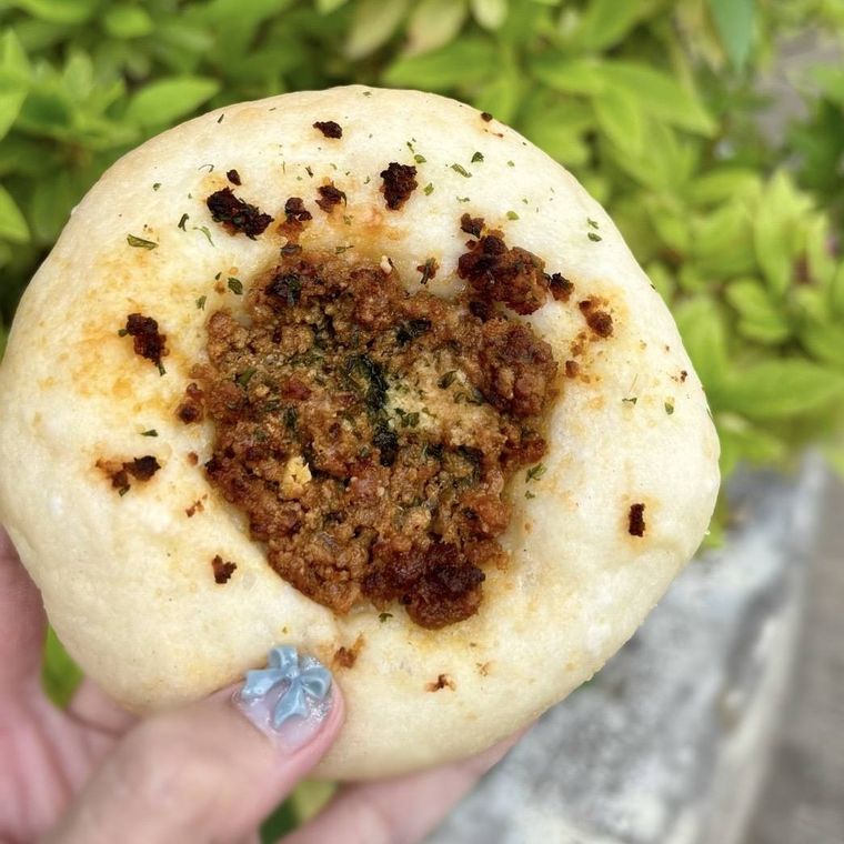 米粉パンに焼カレーをのせた焼カレーパン
