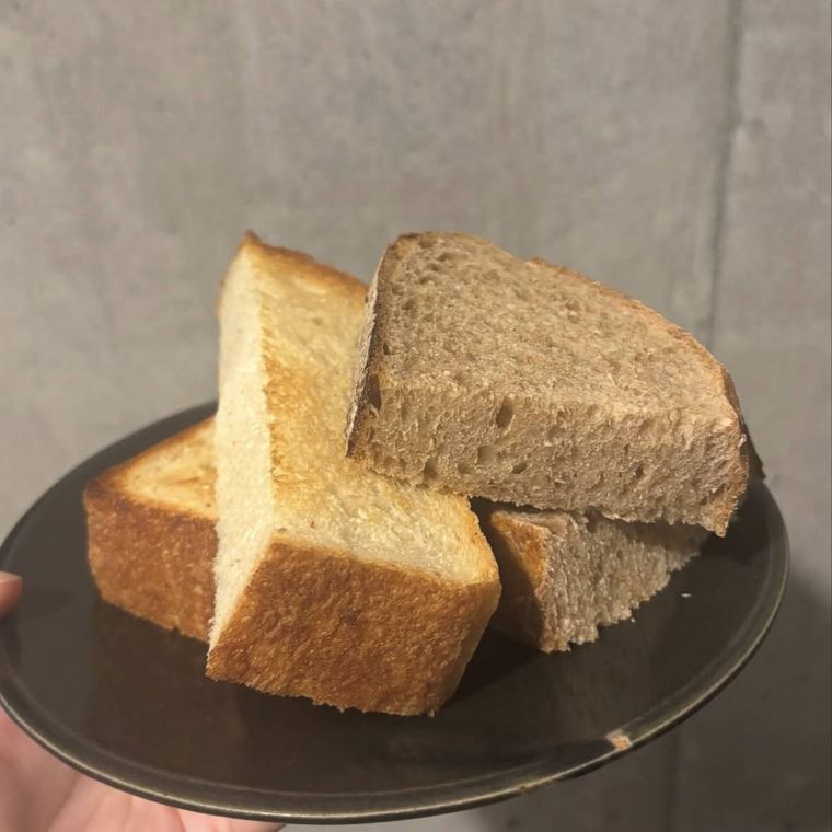 黒いお皿にのった食パンとカンパーニュ