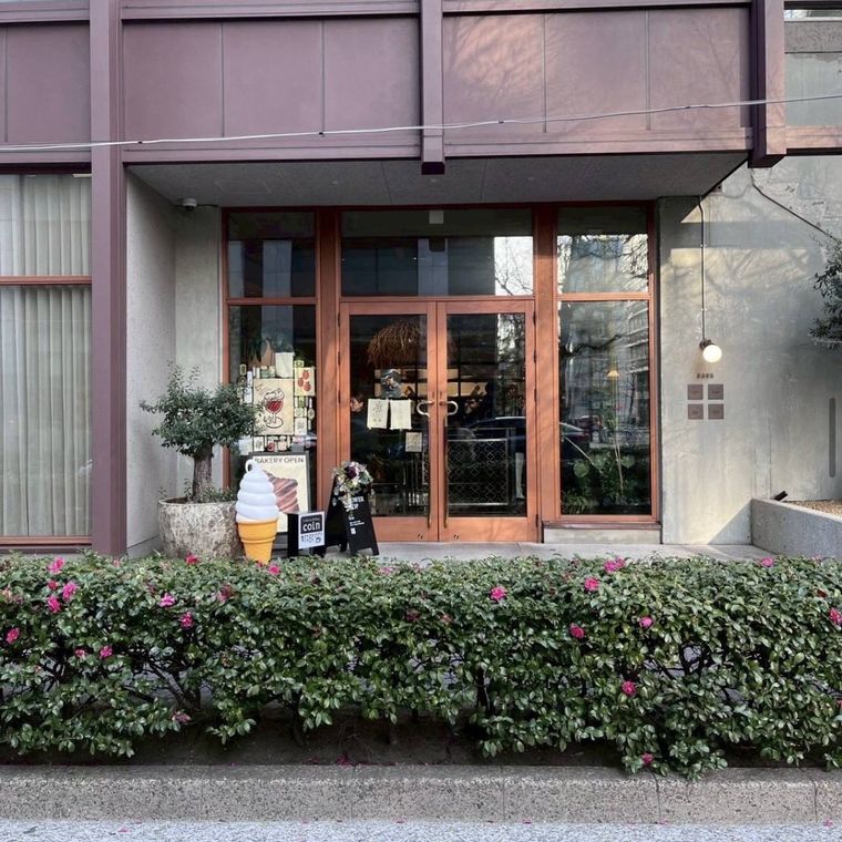木の扉とソフトクリームのオブジェが印象的な外観