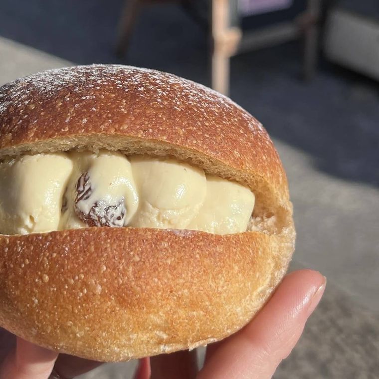 たっぷりのラムレーズンバターが入ったパン