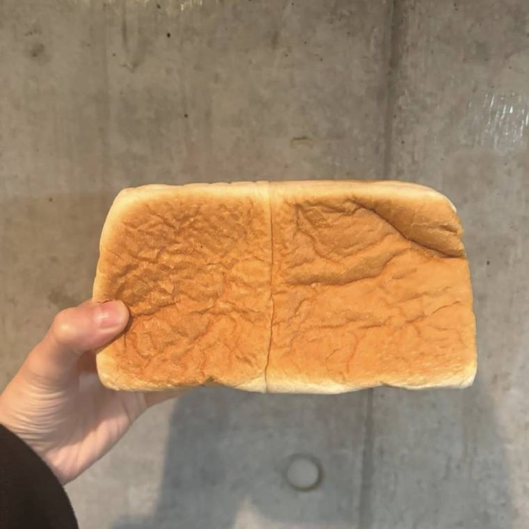 きつね色のクラストが美しい食パン