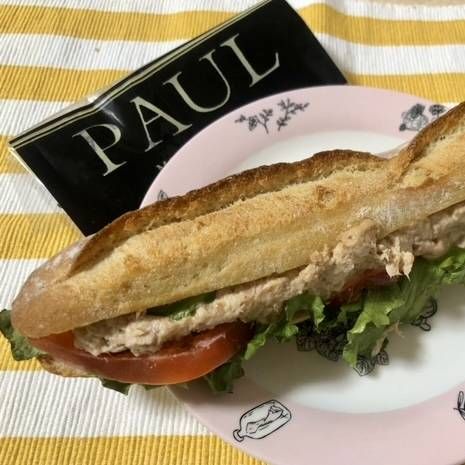 ハード系のバゲットにツナやトマト、レタスが入ったサンドイッチ