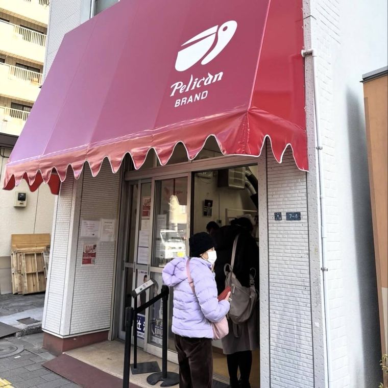 赤い屋根が目印パンのペリカン外観