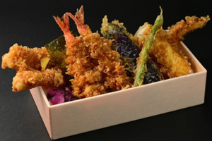 木の箱にたっぷりの天ぷらを詰めた江戸前天丼弁当