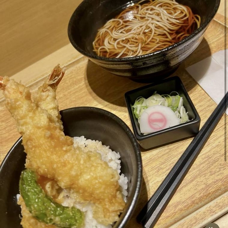 えびとししとうの天ぷらがのった天丼とかけそば
