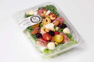 旬野菜がたっぷり入ったサラダ
