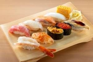 旬のネタが10カン盛り付けられたお寿司