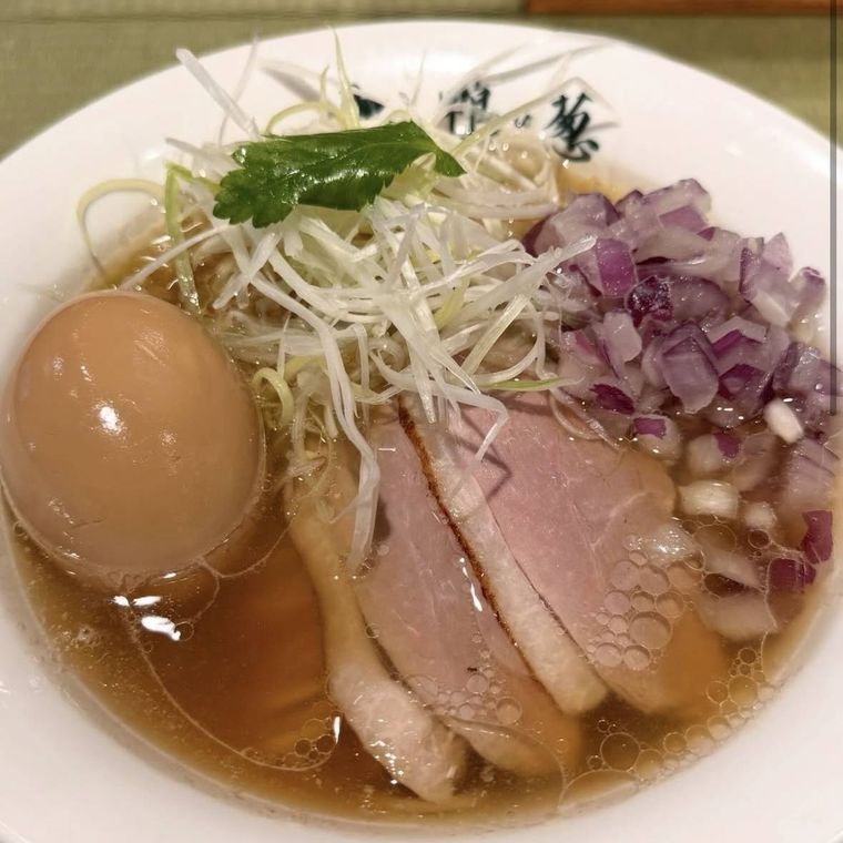 煮卵、チャーシュー、彩り野菜がのったラーメン