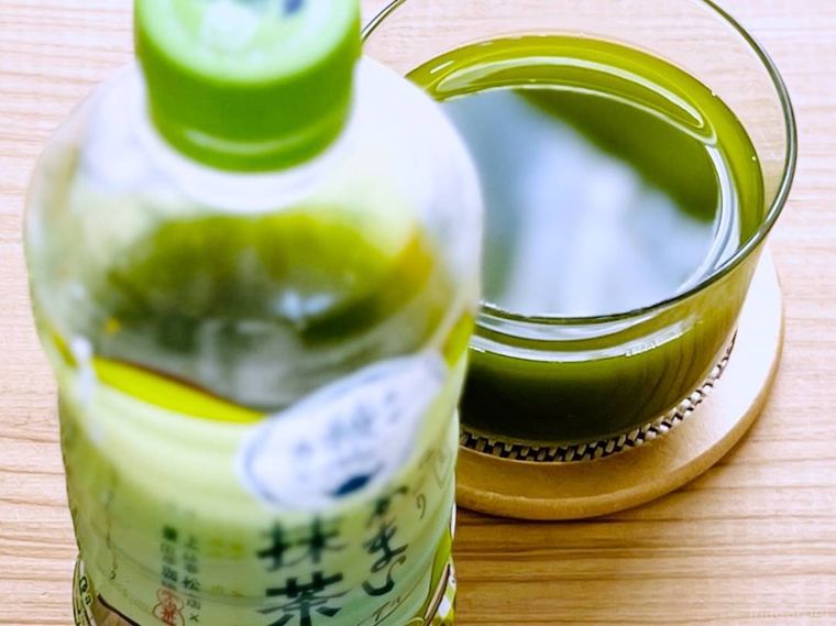 綾鷹カフェのほんのりあまい抹茶グリーンティーをグラスに注いだ様子