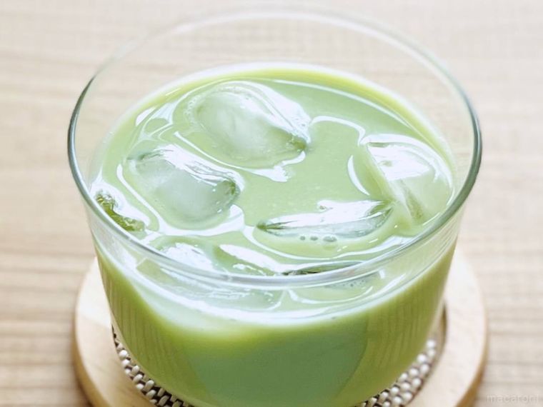 綾鷹カフェのほんのりあまい抹茶グリーンティーを牛乳で割った様子