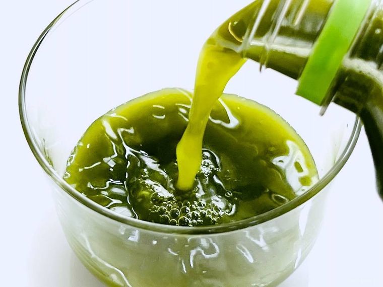 綾鷹カフェのほんのりあまい抹茶グリーンティーをグラスに注いでいる様子