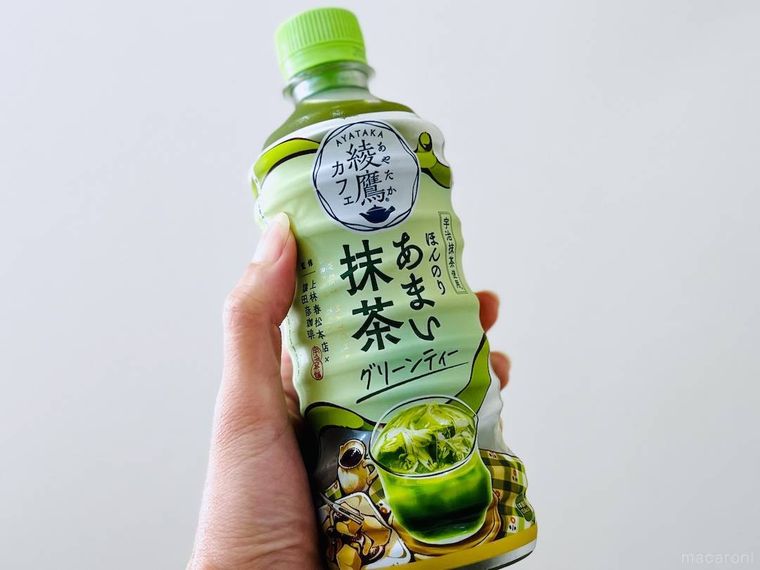 綾鷹カフェのほんのりあまい抹茶グリーンティーを手で持っている様子