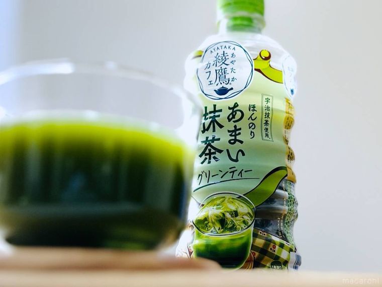 綾鷹カフェのほんのりあまい抹茶グリーンティーをグラスに注いだ様子