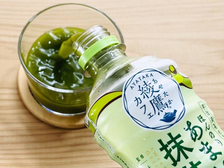 綾鷹カフェのほんのりあまい抹茶グリーンティーをグラスに注いでいる様子