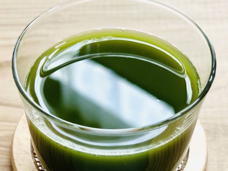 綾鷹カフェのほんのりあまい抹茶グリーンティーが入ったグラス