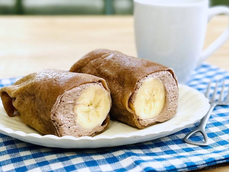 皿に盛られたカフェオレバナナクレープ