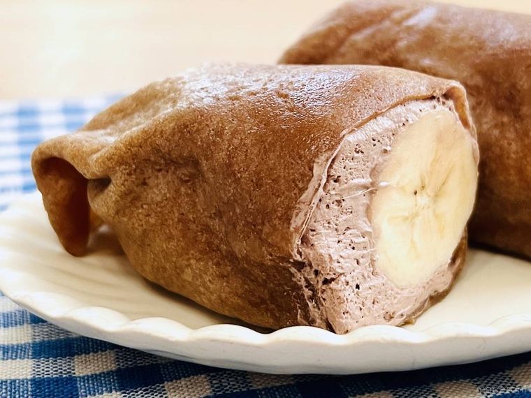 皿に盛られたカフェオレバナナクレープ