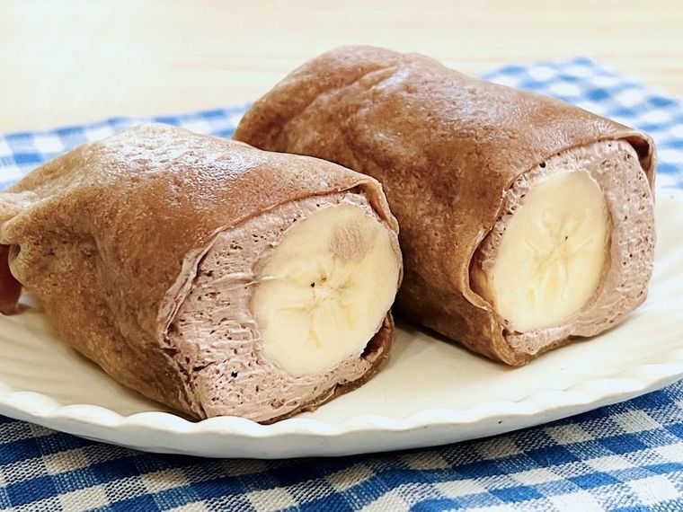 皿に盛られたカフェオレバナナクレープ