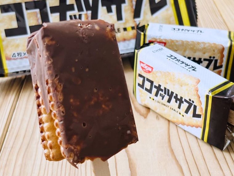 日清シスコのココナッツサブレをチョコアイスにアレンジした様子