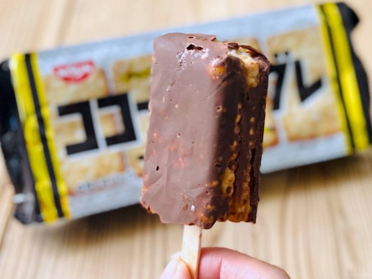 日清シスコのココナッツサブレをチョコアイスにアレンジした様子