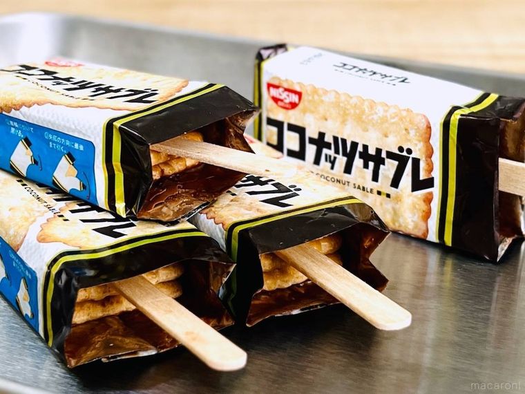 日清シスコのココナッツサブレをチョコアイスにアレンジした様子