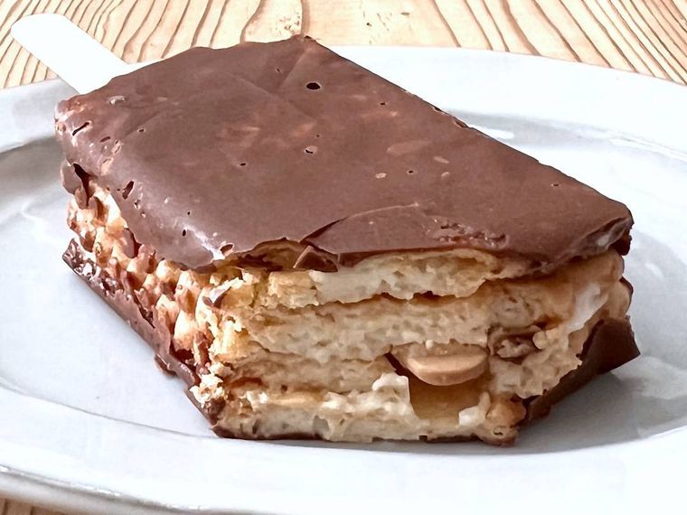 日清シスコのココナッツサブレをチョコアイスにアレンジした様子